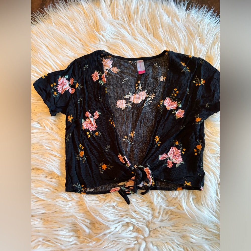 💛 10 for $13 💛 large cropped front tie top - Picture 1 of 2